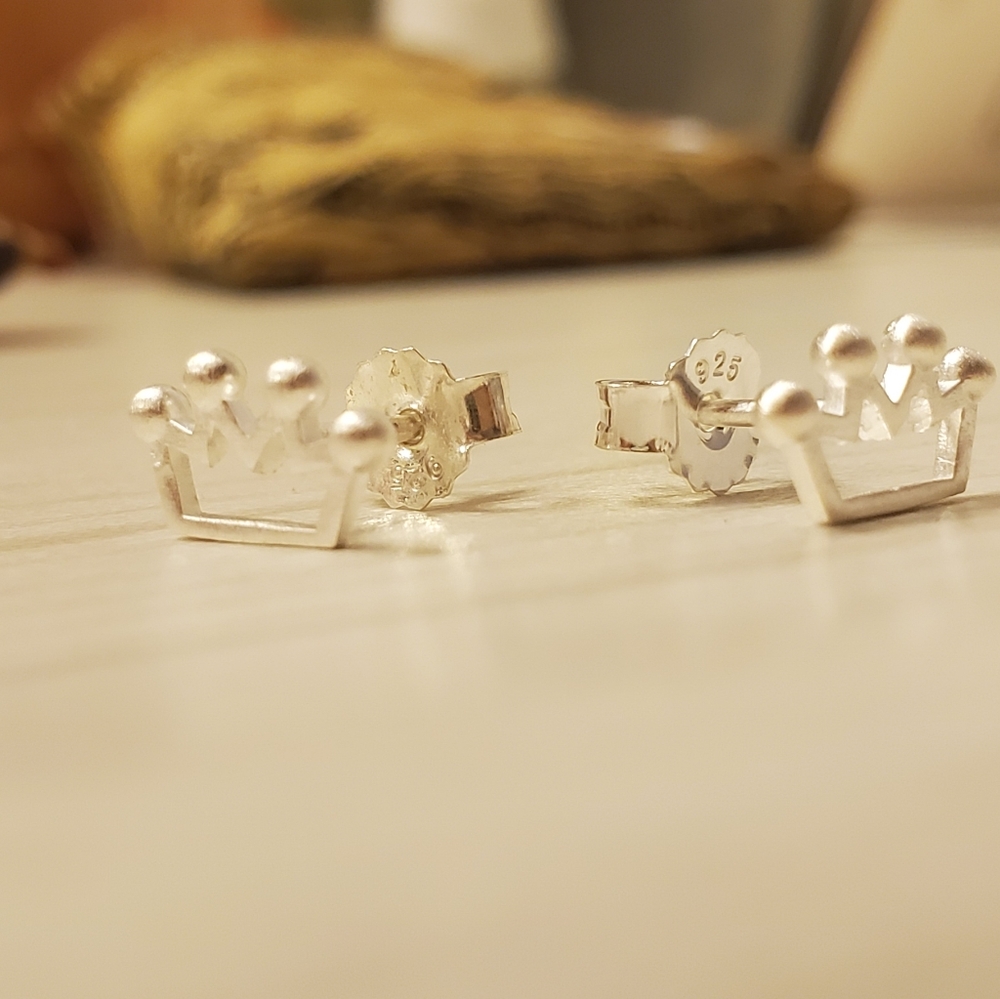 👑STERLING SILVER DELIGHTFUL CROWNS EARRINGS👑